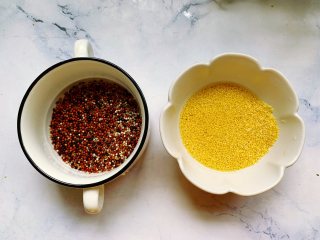 藜麦南瓜小米粥,然后来清洗小米和藜麦，小米最多洗两遍，否则洗多了会流失营养成分，藜麦洗一遍即可。