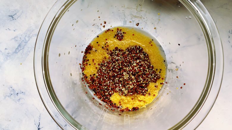 藜麦南瓜小米粥,将洗好的藜麦和小米放入美的bb煲的玻璃内胆里。
