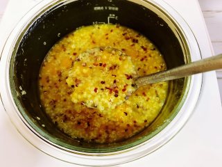 藜麦南瓜小米粥,用勺子把南瓜压碎，就可以盛入碗里开吃了。