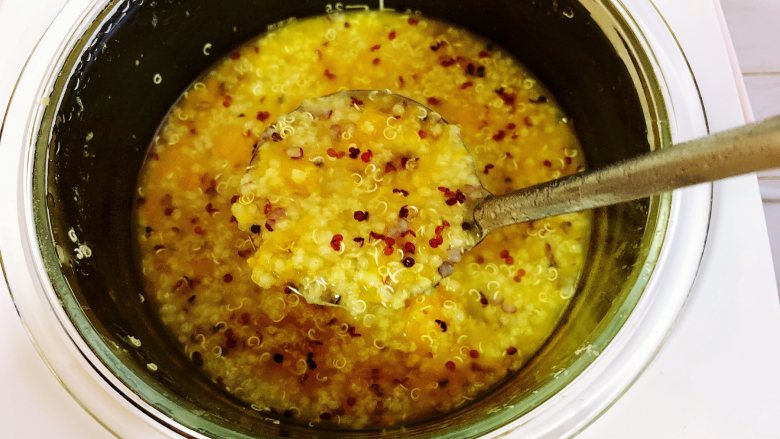 藜麦南瓜小米粥,用勺子把南瓜压碎，就可以盛入碗里开吃了。