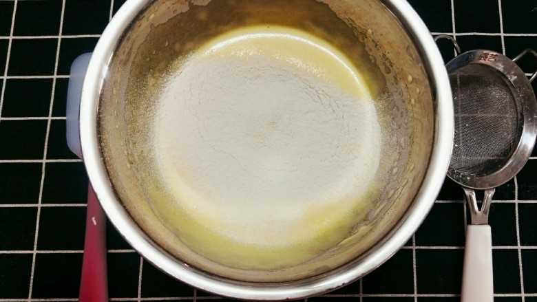 蛋黄饼干,分两次筛入低粉，第一次筛入低粉