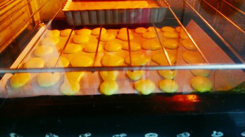蛋黄饼干,放入烤箱，上下层190度，烤15分钟