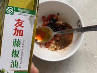 凉拌茄子,几滴花椒油