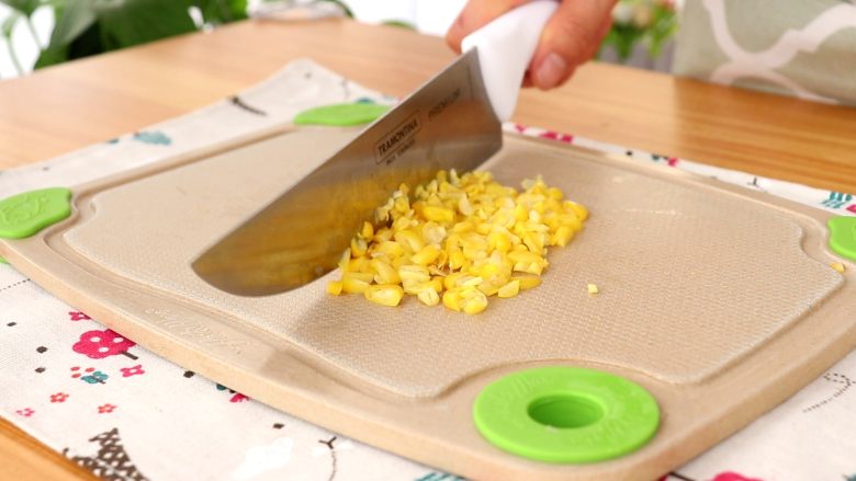 玉米鱼糕,煮熟的玉米粒切碎

tips：玉米皮不好消化，1周岁前的宝宝建议将玉米皮衣去掉