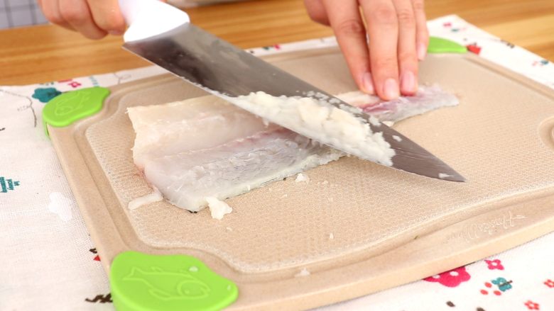 玉米鱼糕,用刀在鱼肉上来回刮，收集刀背上的鱼茸

tips：这样做不会将小刺带进去，处理起来有5分钟足够了