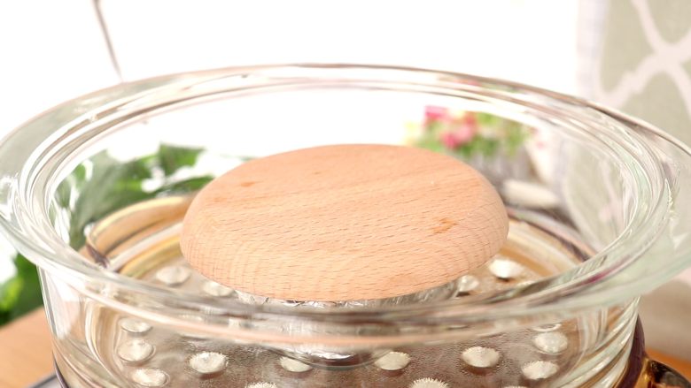 玉米鱼糕,放入锅中，顶部盖上一个盘子

tips：盖盘子是防止锅盖上的水蒸气回流，影响鱼糕的成型

