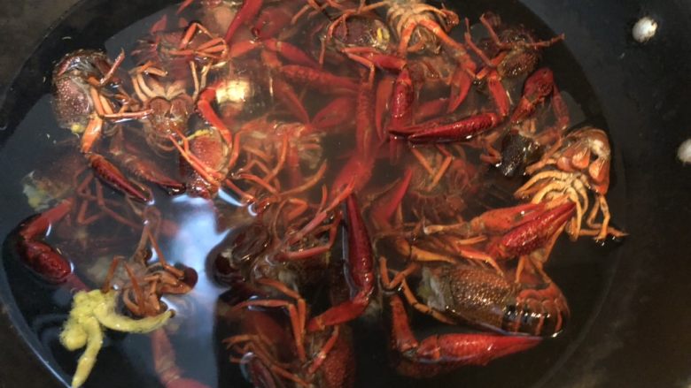 蒜香小龙虾,水烧开后倒入小龙虾，用热水焯一下，因为我怕会有寄生虫就用热水煮一下；