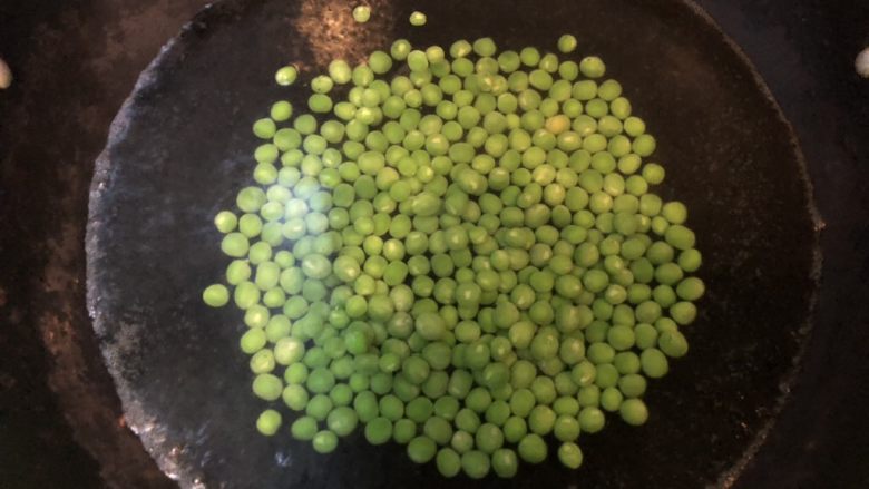 美味豌豆炒玉米,烧开水，把豌豆焯下水，先放入豌豆煮30秒