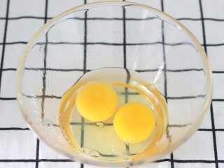 黑芝麻薄脆饼,鸡蛋打散在干净的碗里
