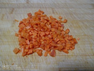 蚂蚁菜玉米面菜团,胡萝卜切碎。