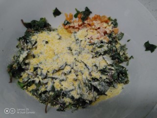 蚂蚁菜玉米面菜团,将胡萝卜、蚂蚁菜放入大碗里，加入玉米面。