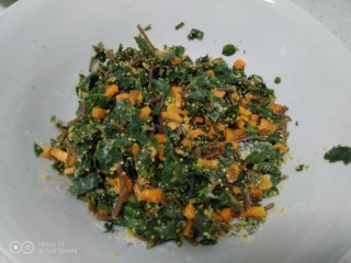 蚂蚁菜玉米面菜团,搅拌均匀。