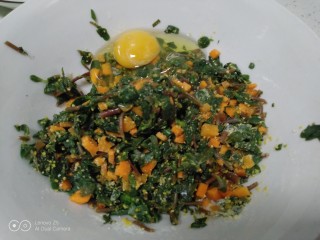 蚂蚁菜玉米面菜团,加入鸡蛋、十三香、鸡精、盐。