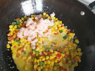 虾滑玉米粒,最后倒入虾滑粒
让所有食材均匀的裹上牛奶