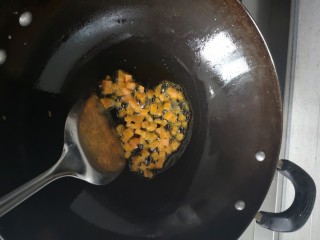 虾滑玉米粒,锅里放油
先放入胡萝卜🥕
煸炒片刻
