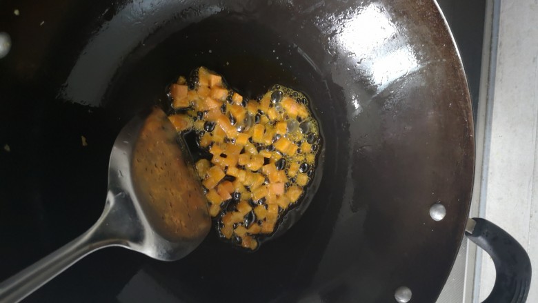 虾滑玉米粒,锅里放油
先放入胡萝卜🥕
煸炒片刻