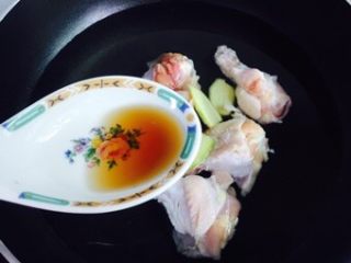 秘制红烧鸡腿,加入两勺料酒