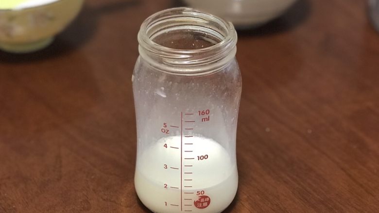 宝宝辅食之奶香蛋黄羹,将奶粉加温水冲好奶备用。