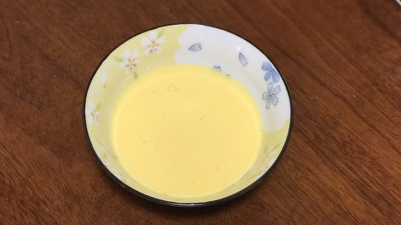 宝宝辅食之奶香蛋黄羹,留下细腻的蛋黄牛奶液。