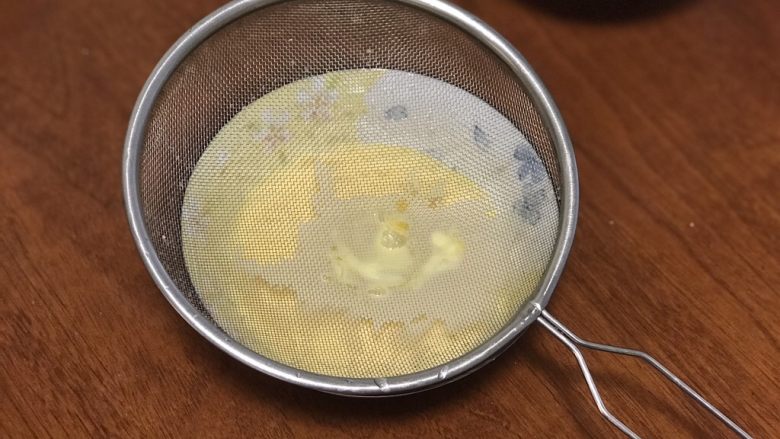 宝宝辅食之奶香蛋黄羹,用滤网滤掉渣滓。