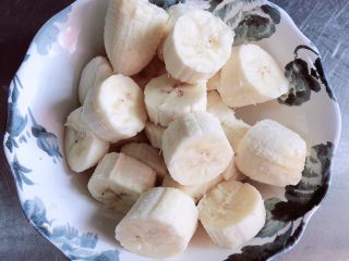 芒果香蕉奶昔 | 清肠排毒,将香蕉切块儿待用。
