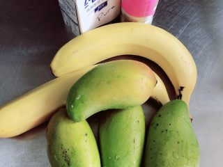 芒果香蕉奶昔 | 清肠排毒,准备好食材。香蕉、芒果、牛奶、乳酸菌饮料。