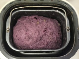 黑醋栗酸奶吐司（面包机版）,发酵到接近满模的状态。