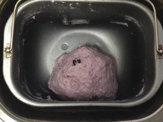 黑醋栗酸奶吐司（面包机版）,揉合成软硬适中的面团，大约5分钟。
