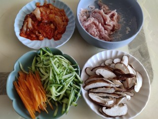 专治没食欲的韩式拌饭,辣白菜，黄瓜，胡萝卜，香菇切丝，肉切丝用淀粉胡椒粉腌制