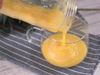 芒果气泡水妆容 炎炎夏日最喜欢喝一杯冰凉的气泡水解暑,将芒果泥倒入杯中