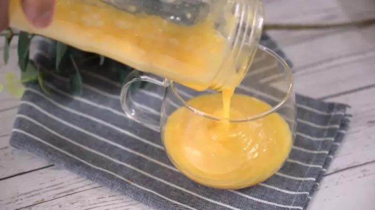 芒果气泡水妆容 炎炎夏日最喜欢喝一杯冰凉的气泡水解暑,将芒果泥倒入杯中