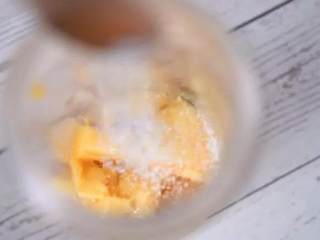 芒果气泡水妆容 炎炎夏日最喜欢喝一杯冰凉的气泡水解暑,将芒果丁倒入榨汁杯中，加入糖、清水，打成果泥