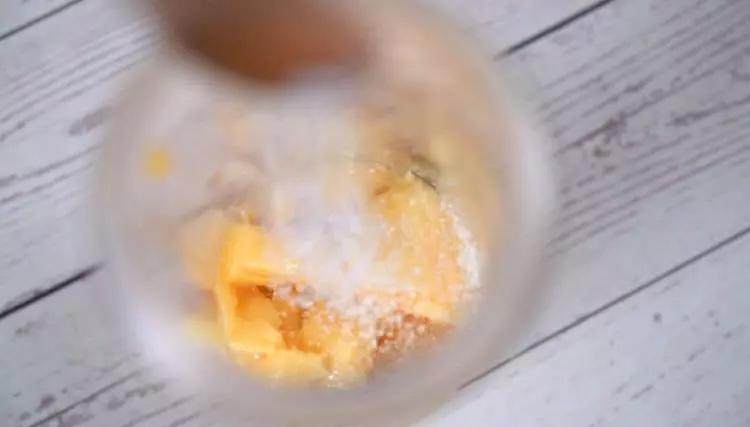 芒果气泡水妆容 炎炎夏日最喜欢喝一杯冰凉的气泡水解暑,将芒果丁倒入榨汁杯中，加入糖、清水，打成果泥