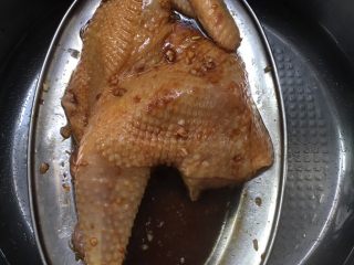 蒸半边鸡,热锅烧开水，放入鸡，蒸15分钟
