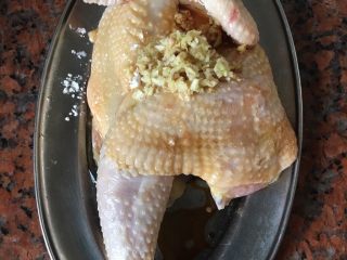 蒸半边鸡,把生抽，盐，白糖，粟粉，姜蒜蓉全部放入鸡身