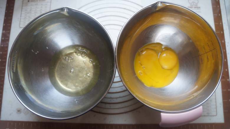 蔓越莓蒸蛋糕,将蛋清和蛋黄分开打到两个干净无水无油的盆里