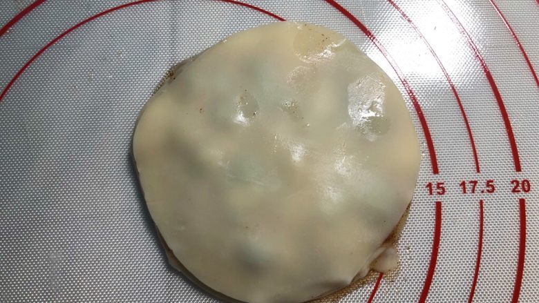 葱油饼,再把饺子皮一片一片叠起来，叠几片随自己，在上面盖一片没有涮油的。