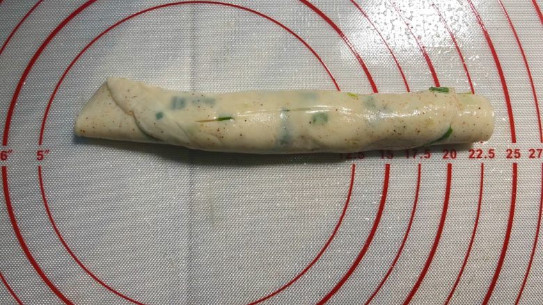 葱油饼,把饼胚从下往上卷起来