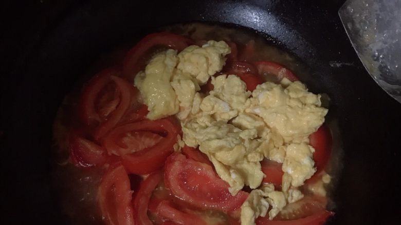 番茄炒蛋,水开后倒入鸡蛋