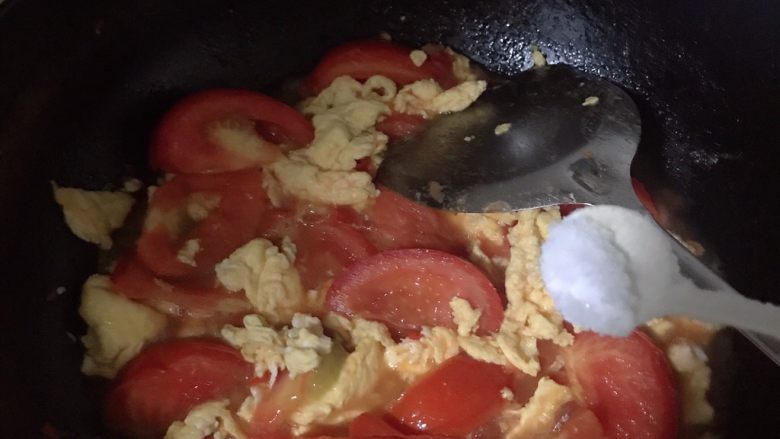 番茄炒蛋,加适量盐