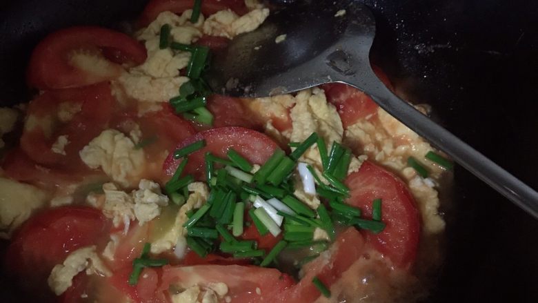 番茄炒蛋,加适量葱