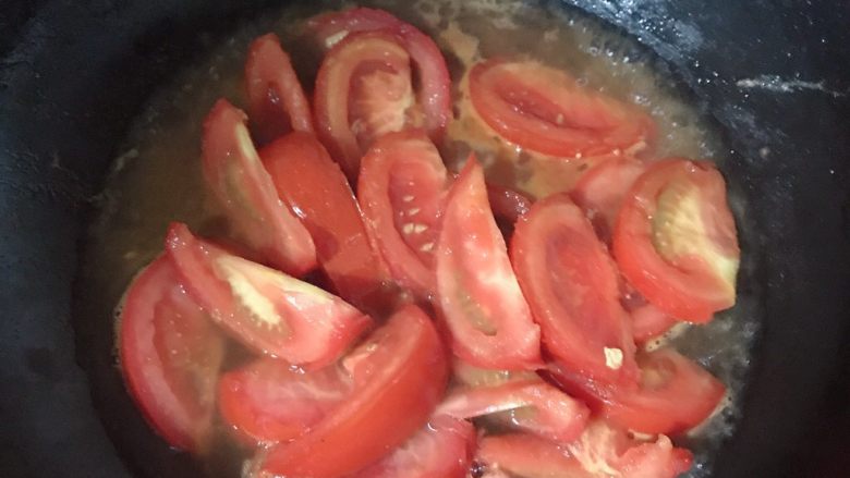 番茄炒蛋,倒入适量水