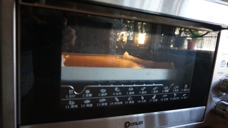 脏脏蛋糕卷,烤箱提前10分钟预热到170度，放入烤盘，烘烤18分钟左右（实际烘烤温度要根据自家烤箱脾气而定）。烘烤结束，将蛋糕取出，晾3分钟后立即倒扣在晾架上，趁热撕去底部的油纸，晾凉