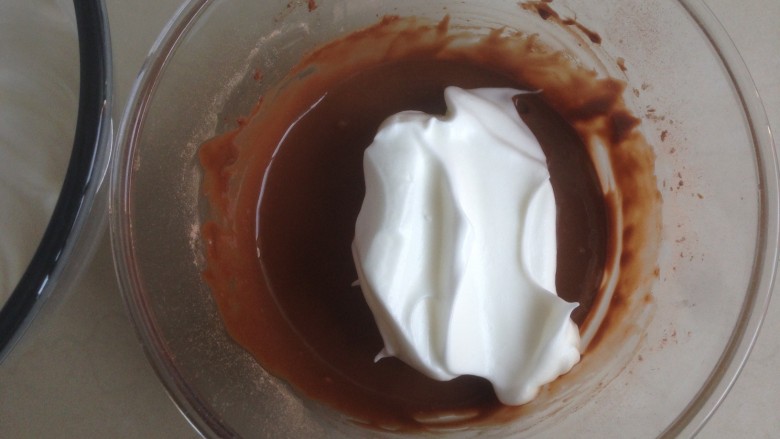 脏脏蛋糕卷,舀1/3打发好的蛋白霜到蛋黄糊里，用刮刀从底部向上翻拌均匀