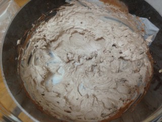 脏脏蛋糕卷,200克淡奶油加可可粉和20糖，隔冰水，用电动打蛋器，打发至九分发