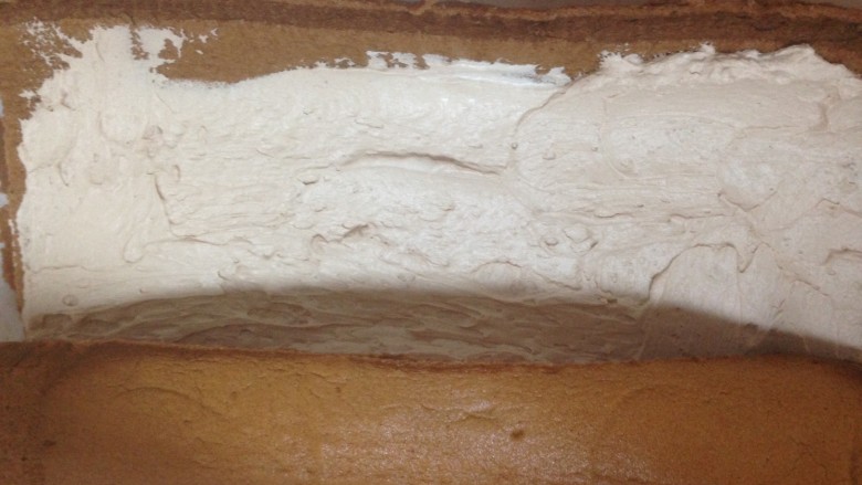 脏脏蛋糕卷,将可可味的淡奶油涂抹在蛋糕上，卷起，放入冰箱冷藏2个小时定型