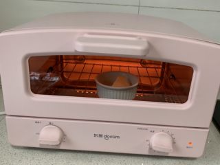 香烤吐司丁,烤箱200度预热，顺便把黄油扔进去融化