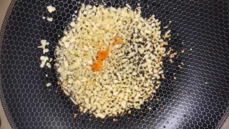 椒盐串串虾,锅中留少许的油放入蒜末小火炒香