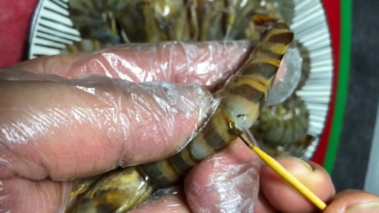 椒盐串串虾,在大虾的第三个关节处挑出虾线