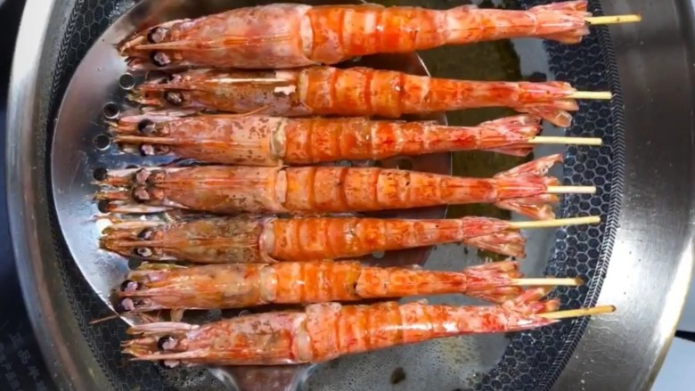 椒盐串串虾,小火炸至熟透捞出控油